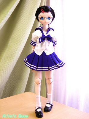 PARABOX 40cmボディ、Aiちゃん彩色済ヘッド、アニメベーシックアイ光彩Ａスカイブルー、メタルフレーム眼鏡（ゴールド）、ショート（ブラック）ウィッグ、ミニチュアパッチン留め（赤）、40cm用夏セーラー、ストラップシューズ（黒）、10cm丈靴下（白）