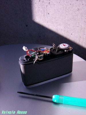セレン光電池の起電力が弱くなってシャッターがロックされている思われるので、セレン光電池からのコードに可変抵抗器をハンダ付けします。