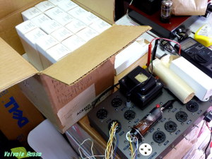 CV1052 EL32 箱買いした真空管を測定してペア取りしている様子。