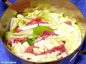 鍋に白菜（1/8カット）と豚肉（200g弱）を交互に入れる。
