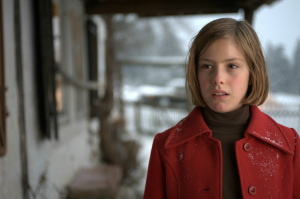 映画 <エヴァ> 主演女優 クラウディア・ベガ　～ ウールの赤いコート姿がヘンリエッタぽくね？