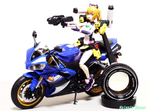 オリンパス ズイコー AUTO-S 50mm F1.4 と フィギュアライズスタンダード あばたーふみな & ウィリー 1/10 ヤマハ YZF-R1オートバイ完成品