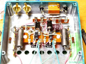 カップリングコンデンサーは、Russian Military PIO Capacitor K40-y9 200V 0.1uF で、真空管の負荷抵抗は、釜屋電気のRCカーボンコンポジションです。