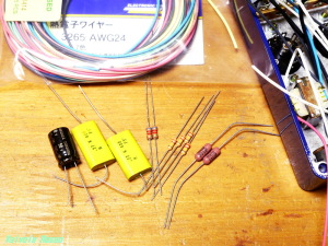 9A8単管ヘッドホンアンプの使用部品。電解コンデンサーはオークションで購入したエルナーのトーンレックス 9A8単管ヘッドホンアンプの使用部品。電解コンデンサーはオークションで購入したエルナーのトーンレックス