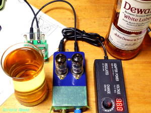 ヘッドフォンからシャカシャカ音出してエージング中。。。その間テツさんは知恩院の除夜の鐘を聞きながら、ウィスキーちびちび。 ヘッドフォンからシャカシャカ音出してエージング中。。。その間テツさんは知恩院の除夜の鐘を聞きながら、ウィスキーちびちび。